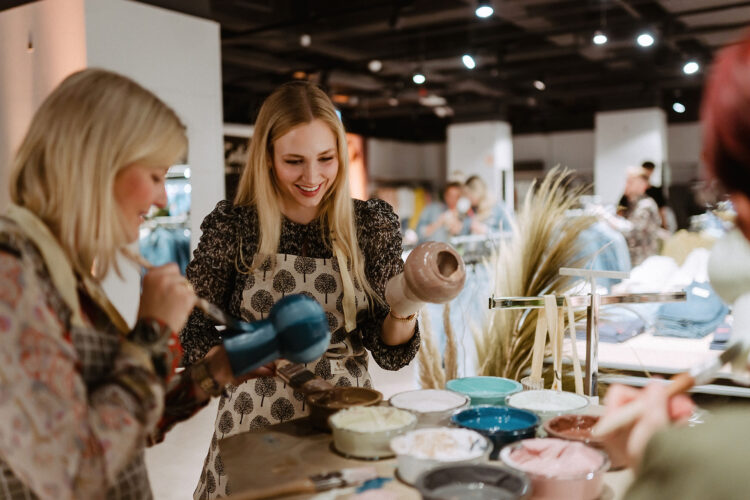 Zwei Frauen bei einer der "Bohemian Nights" von C&A