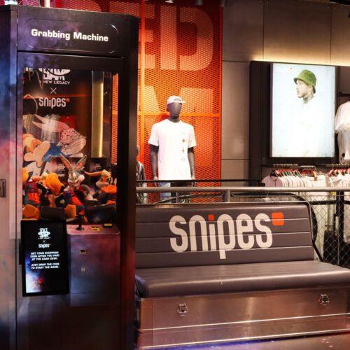 Social Grabbing Machine in einem snipes Store