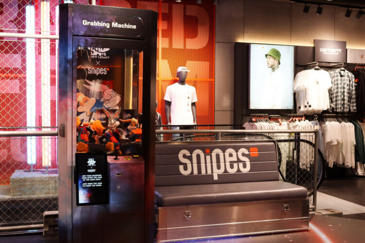 Social Grabbing Machine in einem snipes Store