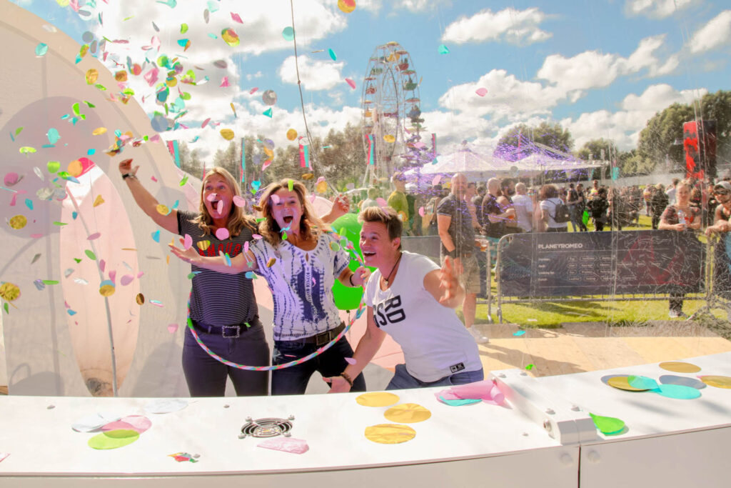 Drei lachende Frauen, die an einer Aktion mit dem Magic Modul teilnehmen und Spaß haben
