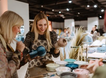 Zwei Frauen bei einer der "Bohemian Nights" von C&A