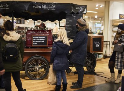 Coffee-Bike bei der Neueröffnung eines C&As, bereit, frische Heißgetränke zu servieren.