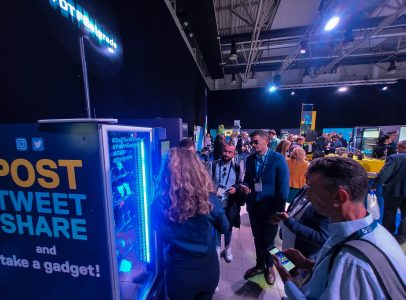 Besucher eines Events vor einer unserer Social Vending Machines.