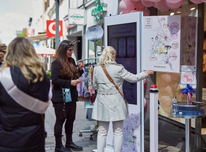 Kundin, die ihr Glück am Whinning Wheels Modul versucht