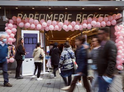 Mit Luftballons geschmückter Eingang der Parfümerie Becker beim Jubiläum