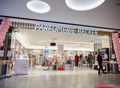 Eingang der Parfümerie Becker beim Jubiläum