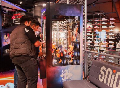 Personen die den Greifautomaten bedienen