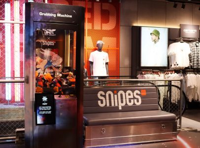 Social Grabbing Machine in einem snipes Store