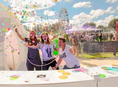 Drei lachende Frauen, die an einer Aktion mit dem Magic Modul teilnehmen und Spaß haben