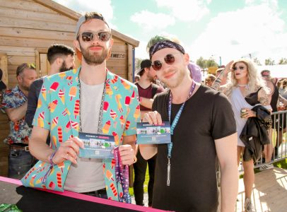 Zwei Männer, die ihre Fotos präsentieren, die mit dem MagicModul bei einem Event aufgenommen wurden